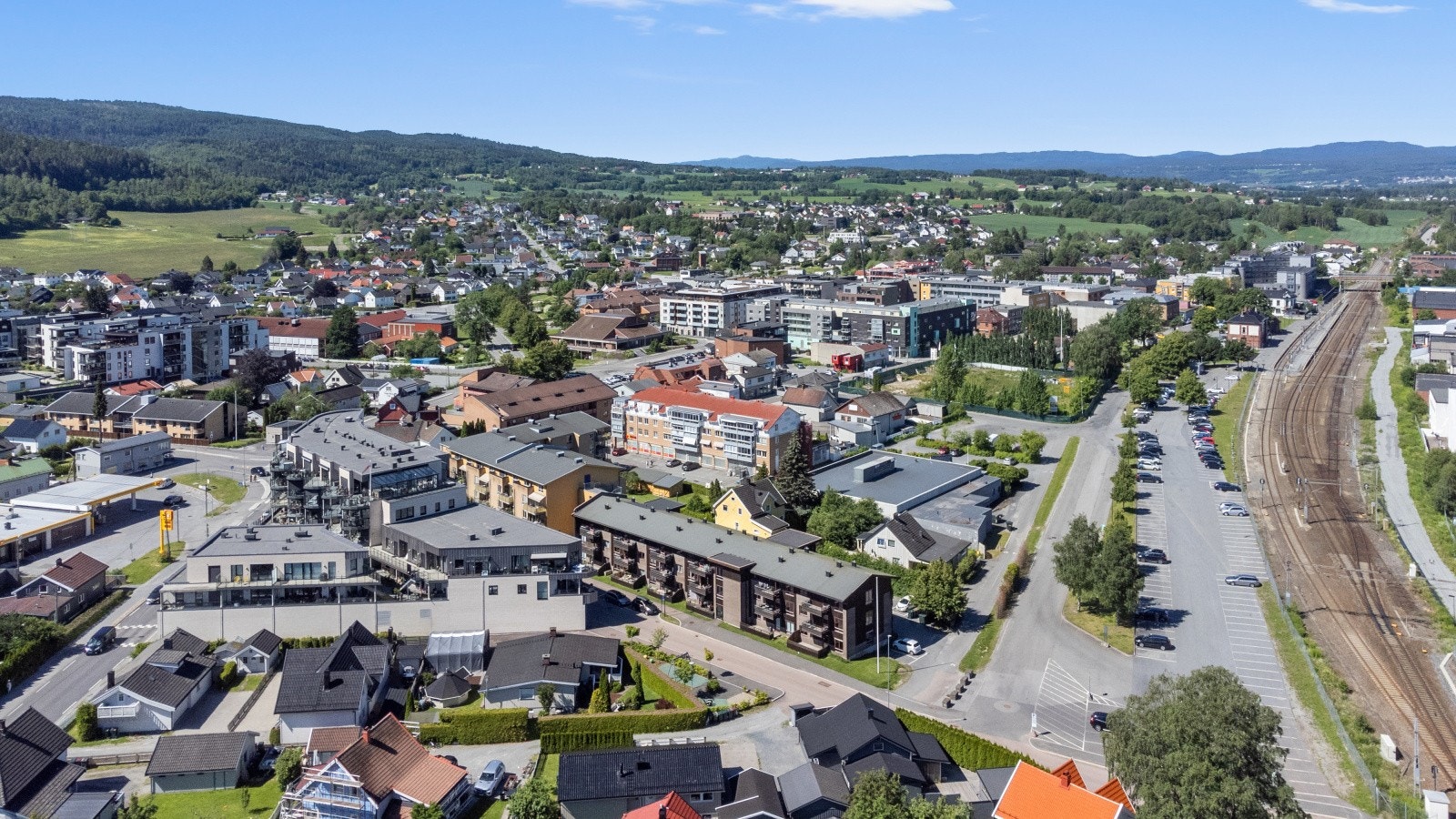 Enkle pendlermuligheter med tog rett ved boligen. Galleribilde