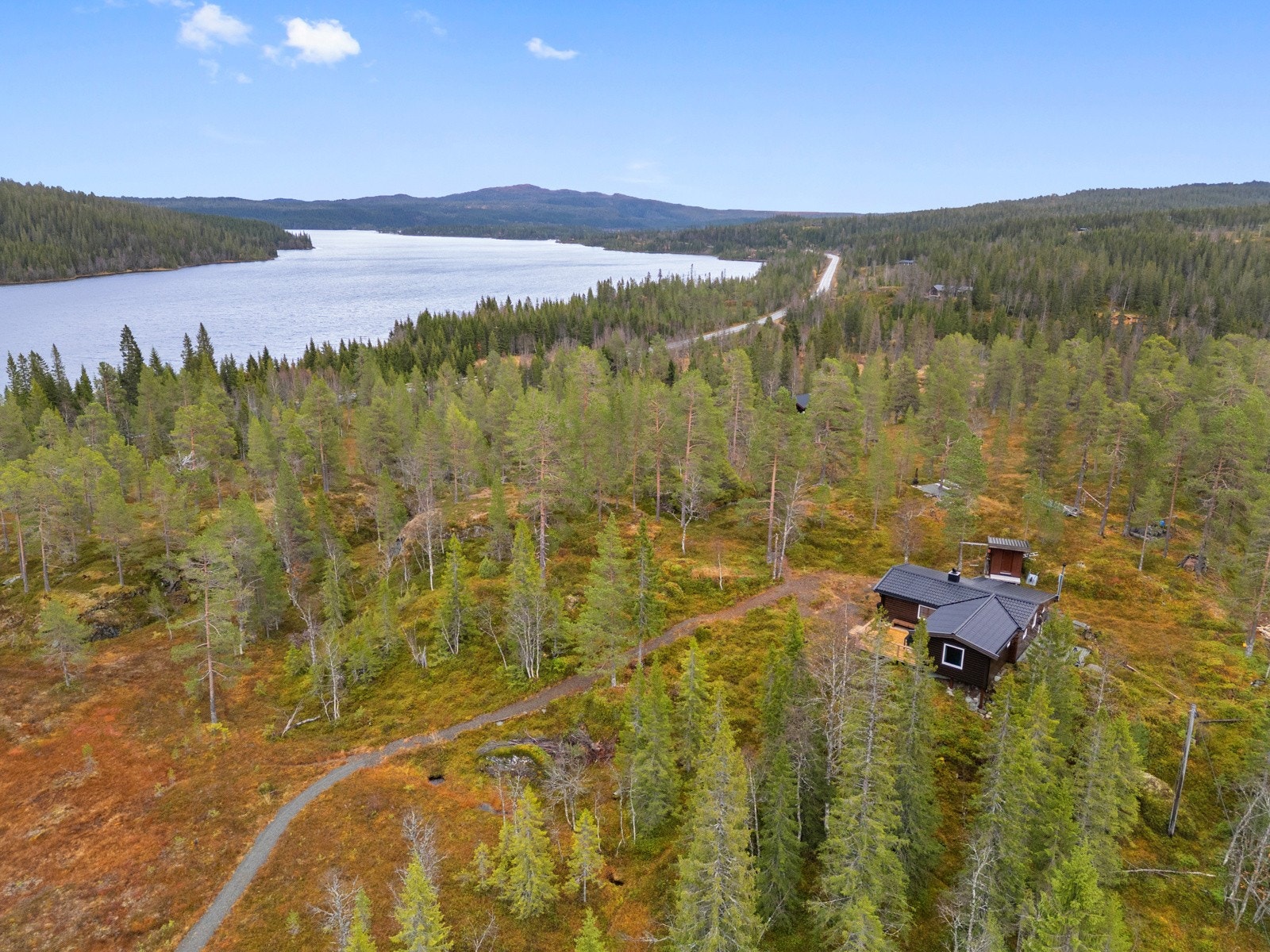 Usjenert og rolig beliggnehet med utmerkede turmuligheter rett utenfor ytterdøra. Galleribilde