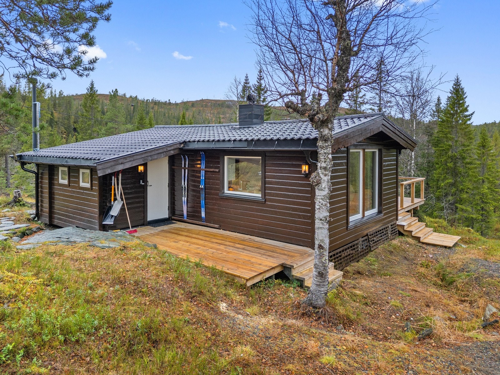 Det er etablert platting på 3 sider av hytta (sør, øst og vest), samt bygd platting på "toppen" av tomta. Galleribilde