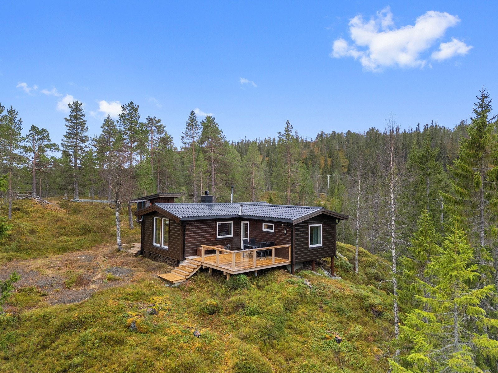 Det er opparbeidet sti helt frem til hytta. Galleribilde