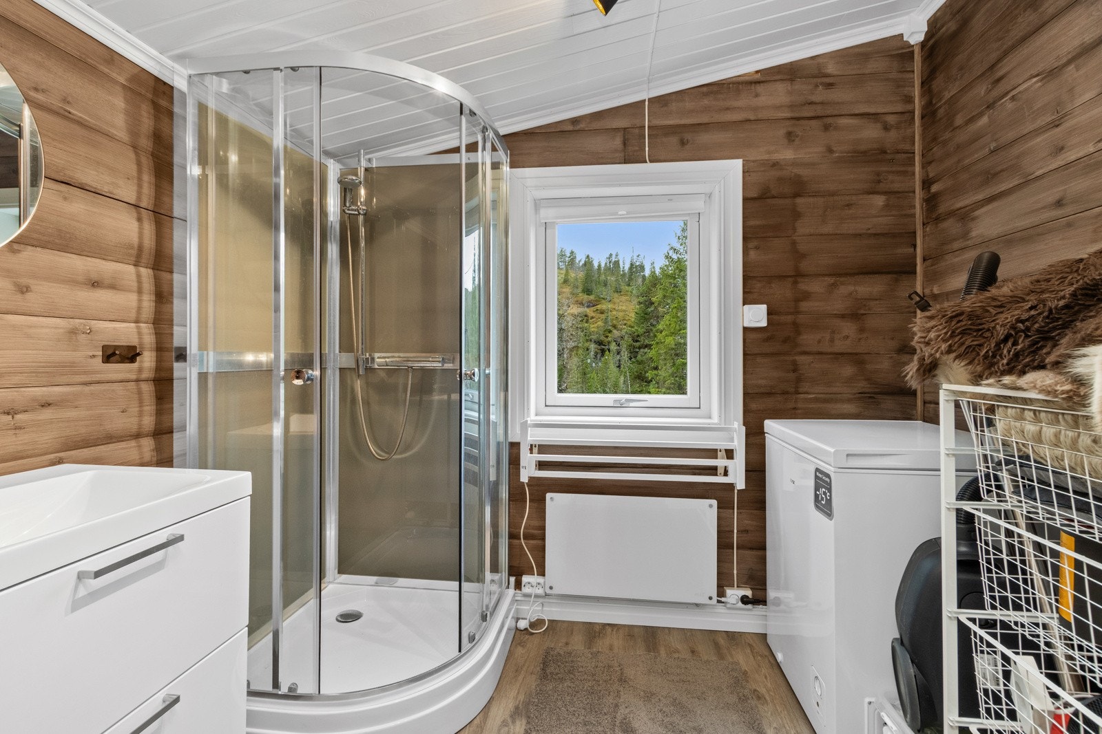 "Bad" / dusjrom med kabinett og vask. Det er installert internt vannsystem med tank, bereder og pumpe. Galleribilde