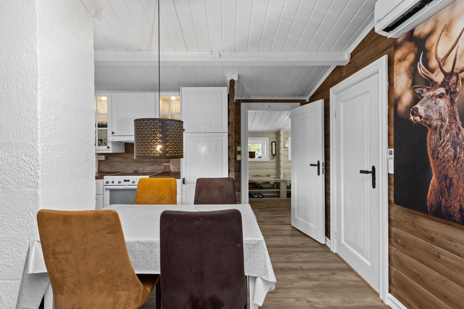 Rolige fargetoner og gjennomført hyttefølelse. Galleribilde