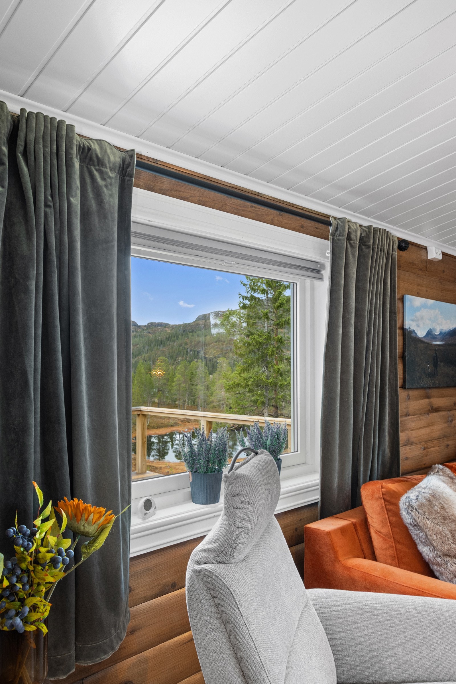 Innhold: entrè, toalettrom, "bad" (dusjrom), 3 soverom, stue og kjøkken. I tillegg er det oppført uthus / bod. Galleribilde