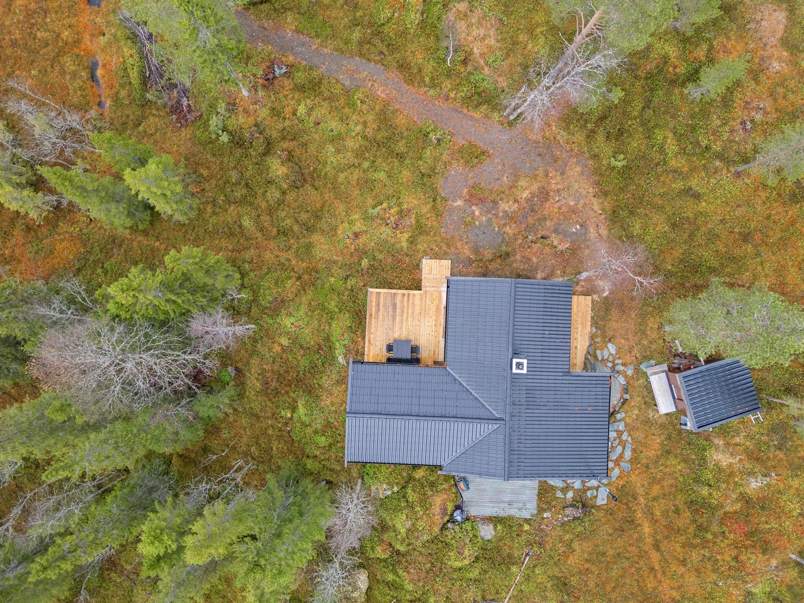 Hytta har en fredelig plassering ytterst i "feltet", som består av kun få hytter. Galleribilde