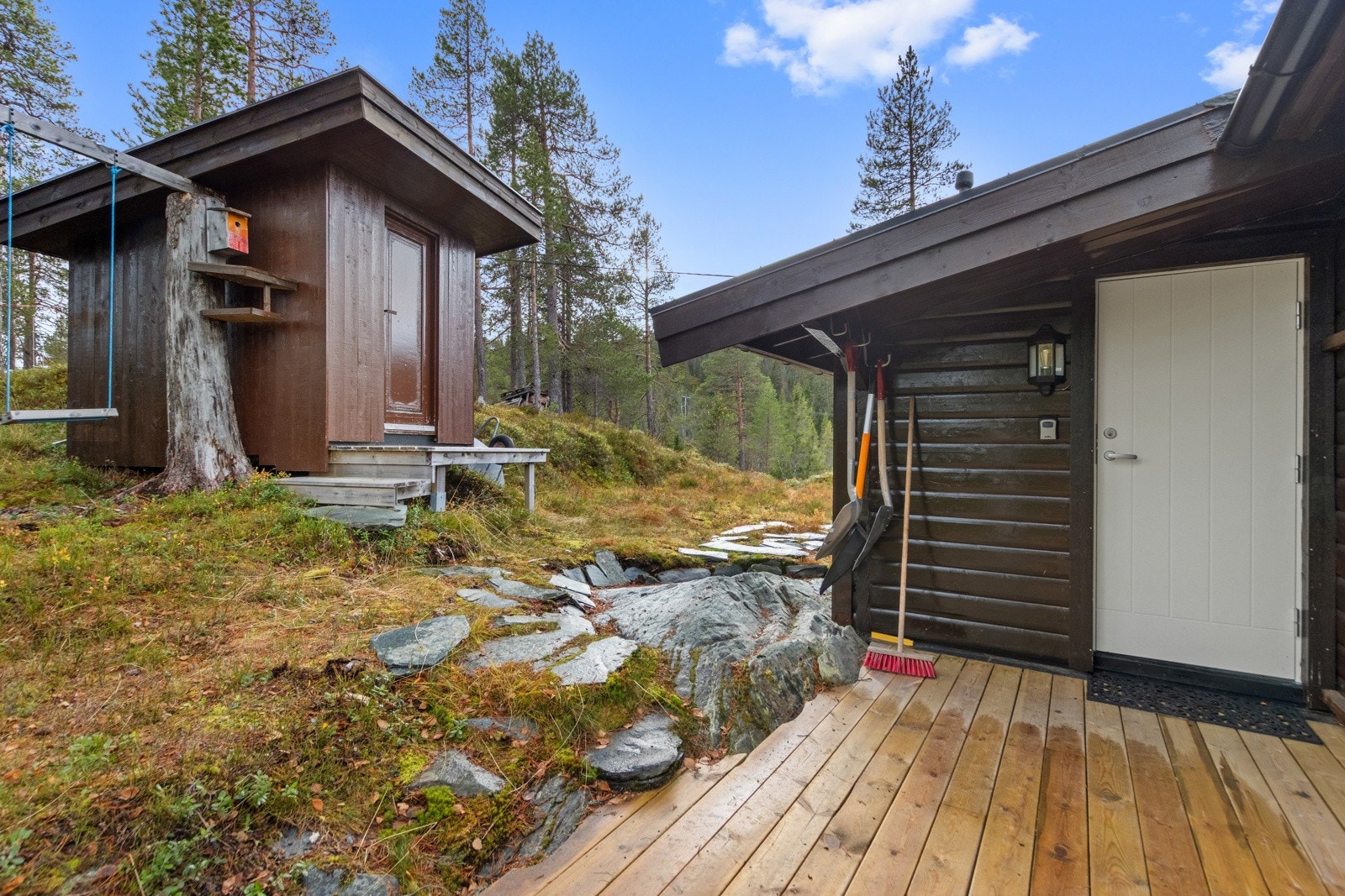 Praktisk nybygd uthus / bod like ved inngangspartiet. Galleribilde