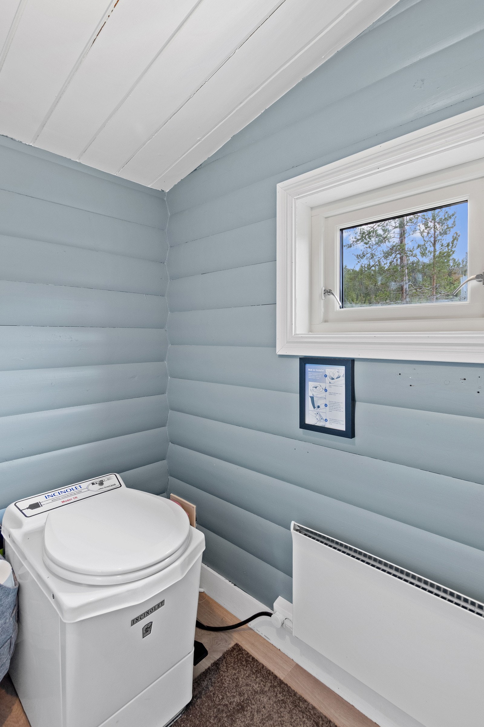 Forbrenningstoalett installert i nyere tid. Galleribilde