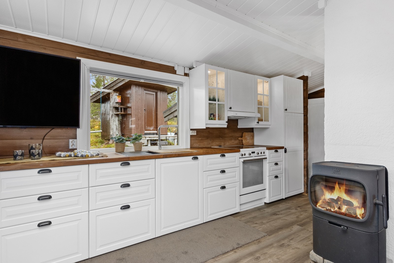 Det er innlagt strøm. Hytta varmes opp med både nyere vedfyring og luft til luft varmepumpe Galleribilde