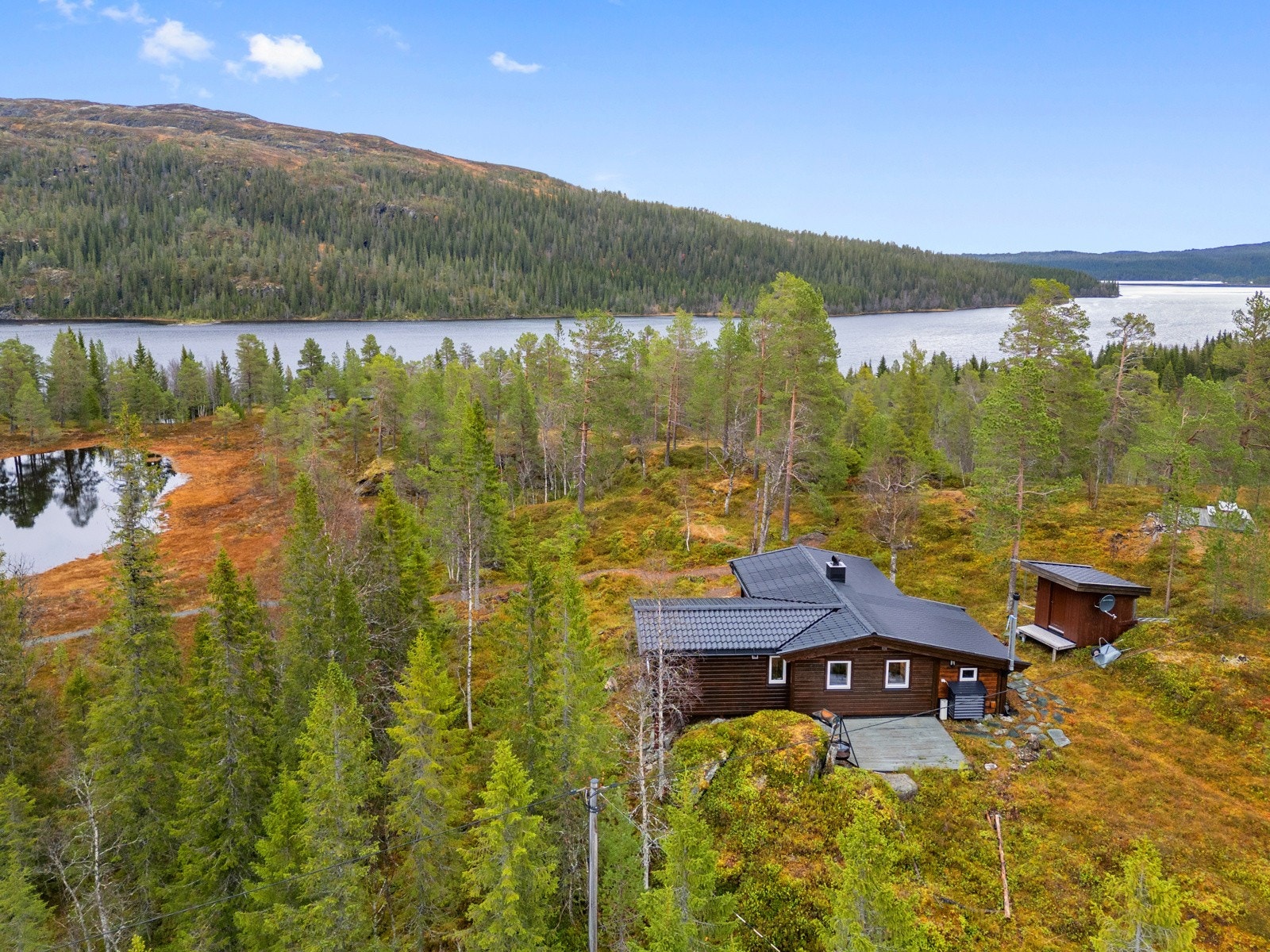Velkommen til Bjørbekken 35 - en gjennomgående pent oppusset fritidsbolig med flott utsikt mot Skardfjellet, Sandvika. Galleribilde