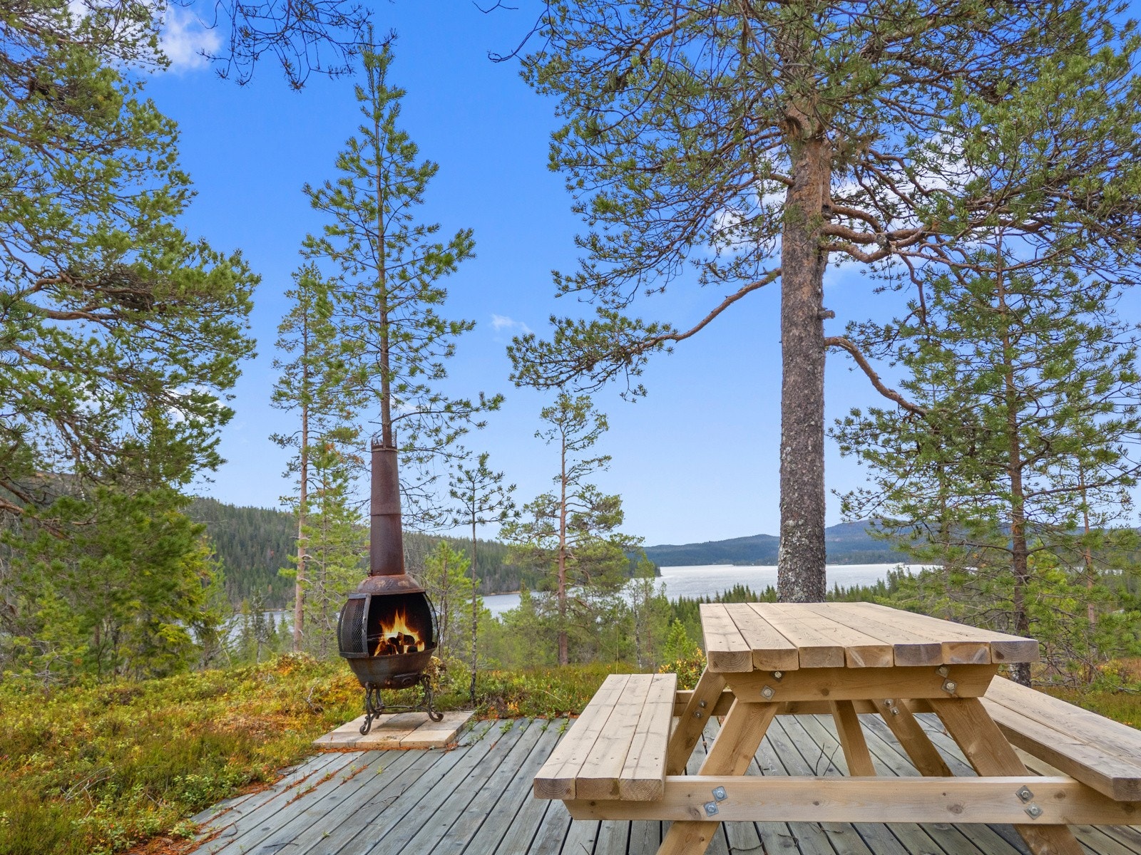 Opparbeidet platting på et lite høydedrag på tomta, med fin utsikt ned mot Innsvatnet. Galleribilde