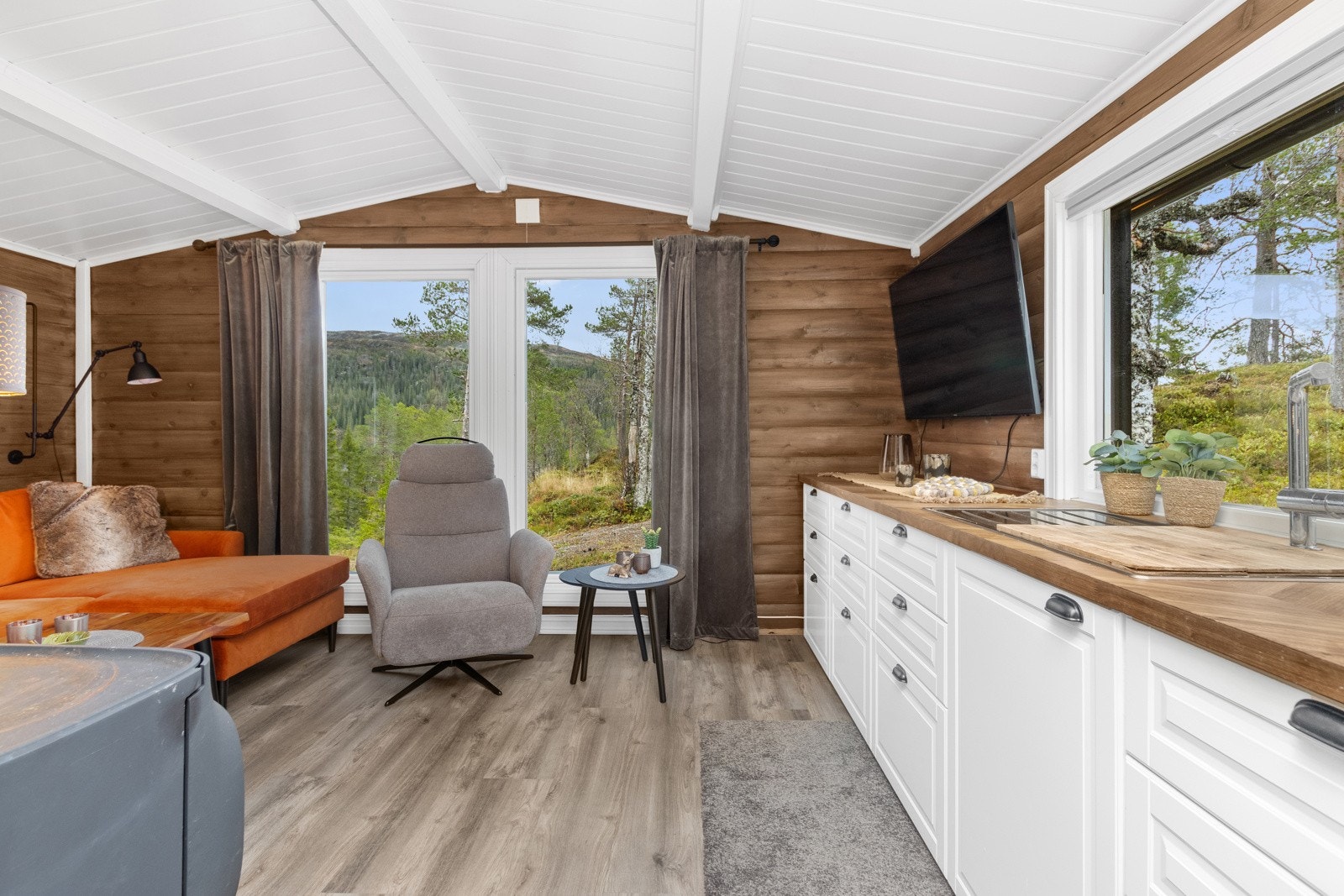 Lekkert, nyoppusset kjøkken med god benkeplass. Galleribilde