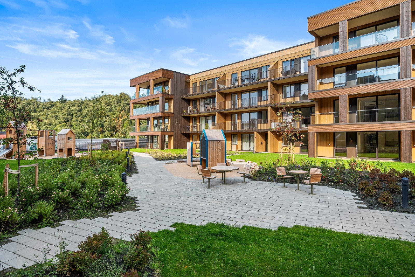 I kort gange fra leiligheten har du godt kollektivtilbud, som gjør at du ikke er avhengig av bil og lettere kan forflytte deg til bl.a. Trondheim, Værnes, etc.
Det går regelmessig bussavganger til og fra Melhus, i tillegg til hyppige avganger med tog. Galleribilde