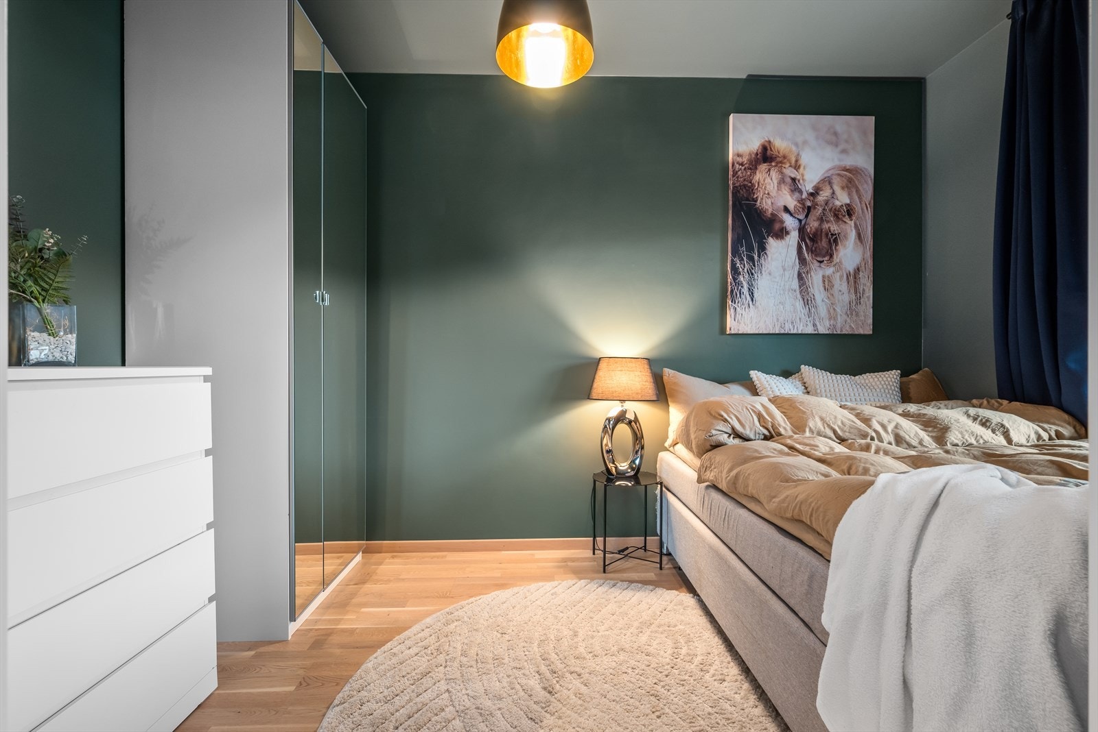 Soverommet er nymalt i moderne, lune farger på veggene. Galleribilde