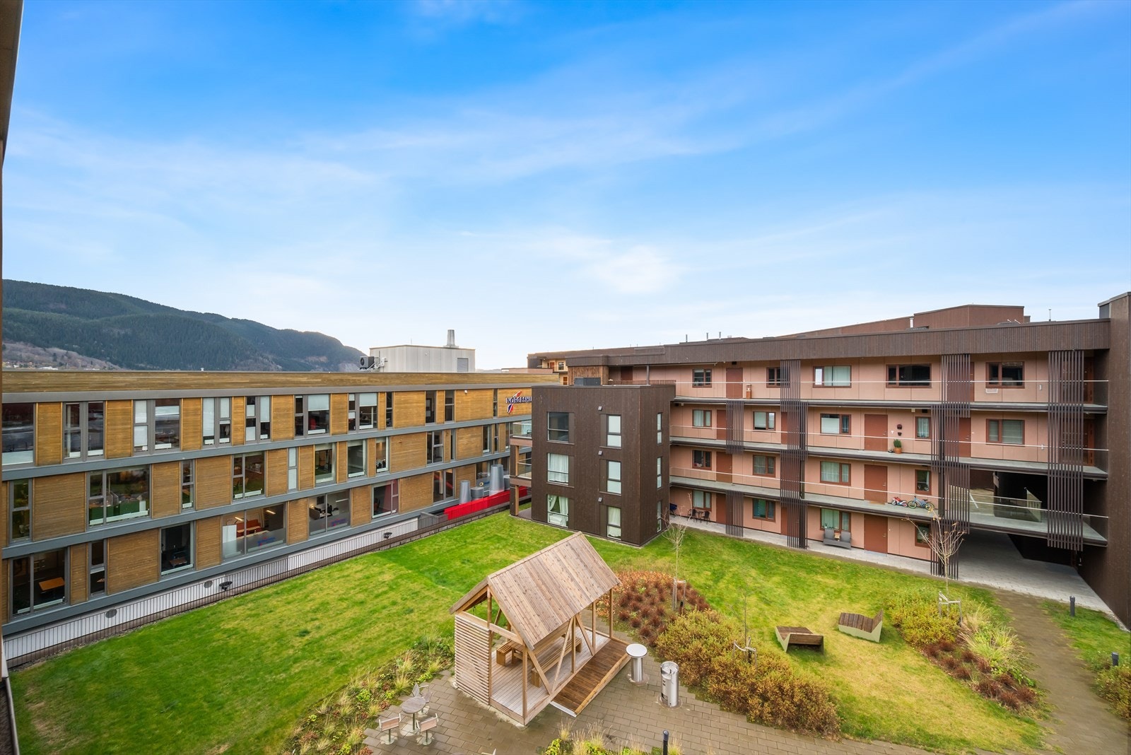 Fra leiligheten er det nydelig utsikt i retning Vassfjellet og mot den flotte takhagen du finner på plan 2. Galleribilde
