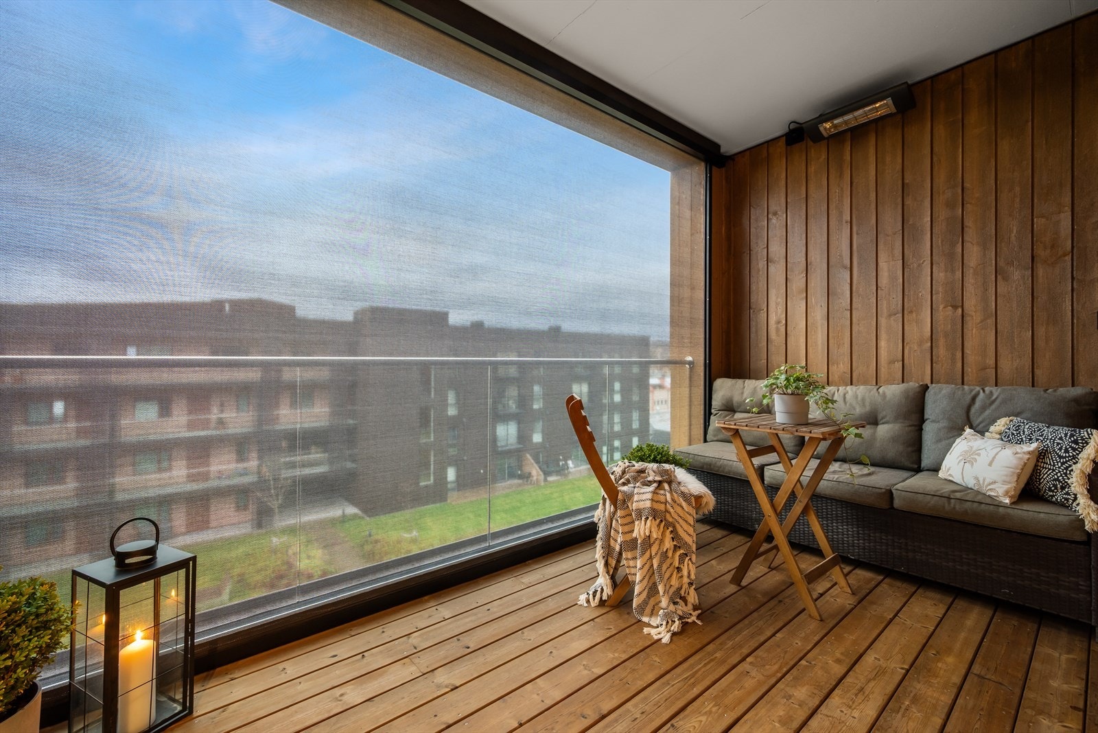 Terrassen er oppgradert med fjernstyrte screens - som skjermer for vind og sol, og skaper en ekstra lun og hyggelig uteplass. Galleribilde