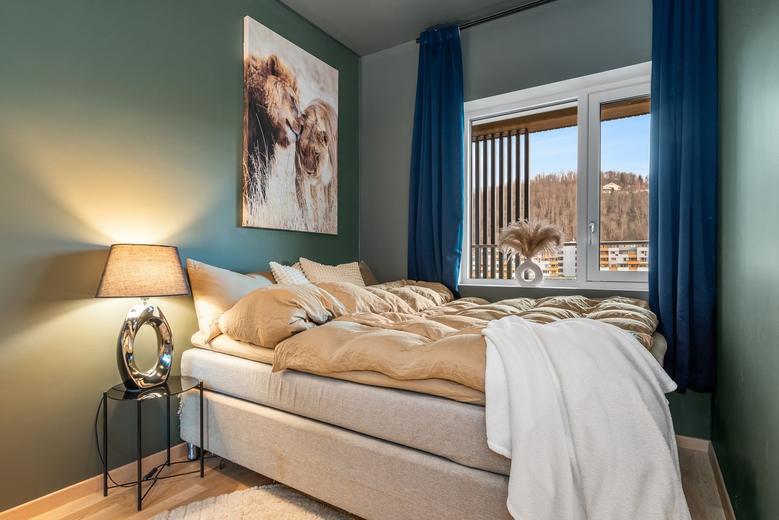 Soverommet er på hele 8,5 kvm og byr på tilhørende garderobeløsning og plass til dobbeltseng. Galleribilde