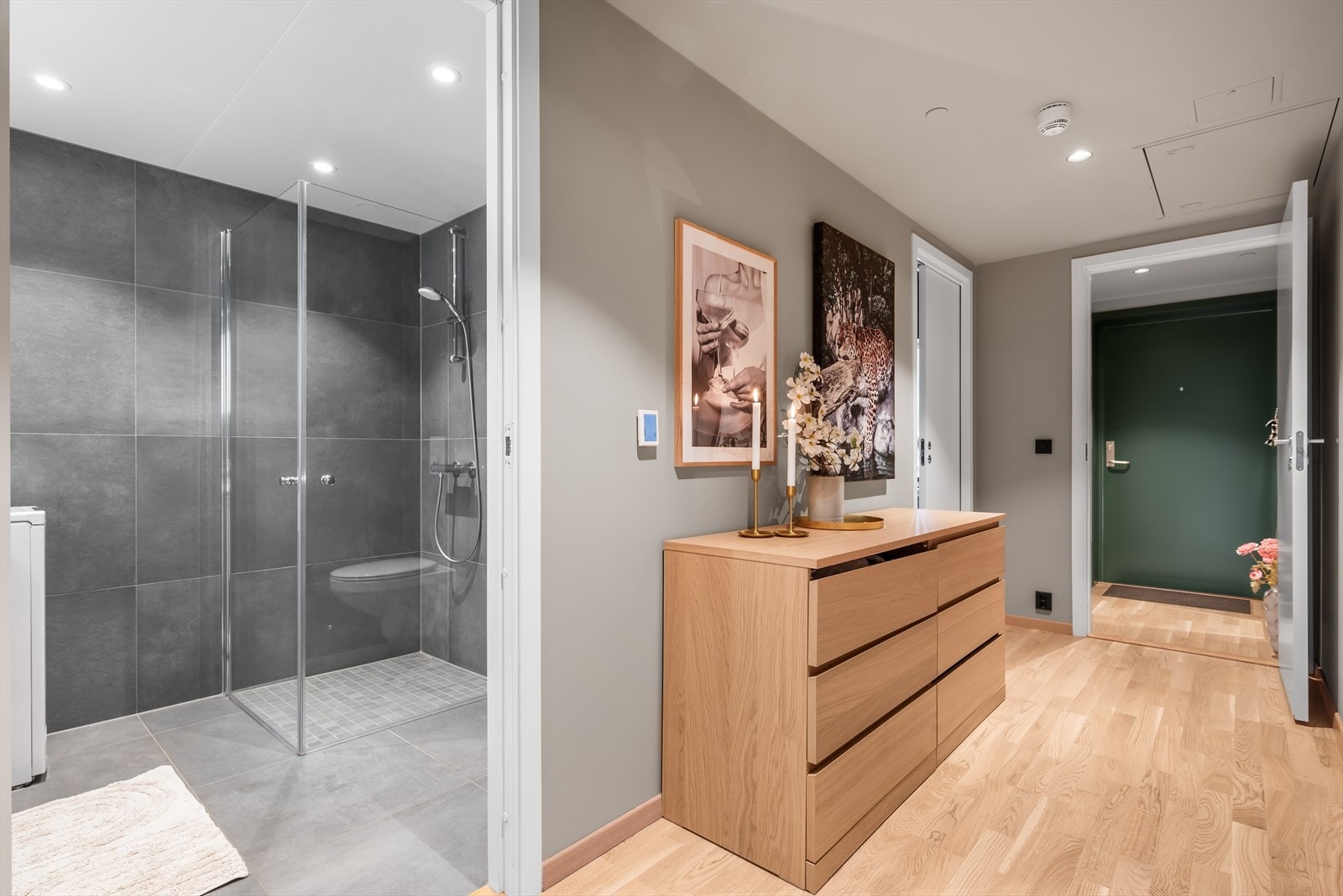 Leiligheten varmes opp på en energieffektiv måte via behagelig fjernvarme, som kommer inn via viften over inngangen til stua. Galleribilde