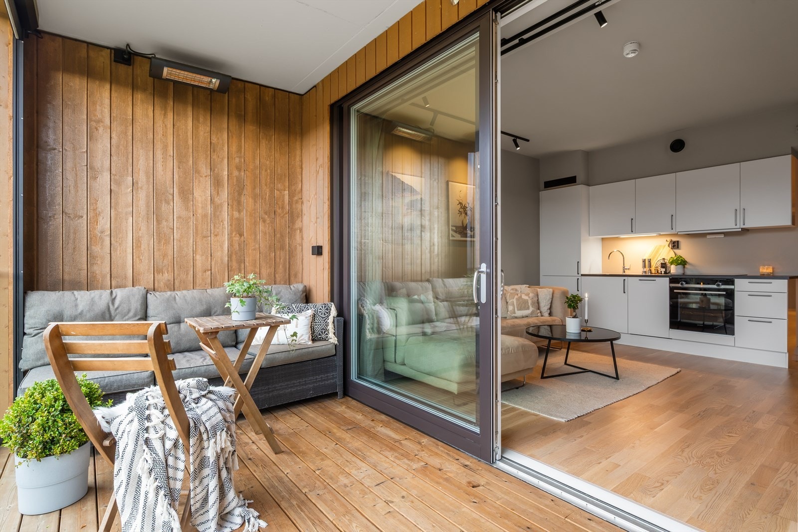 Lun og innbydende terrasse på 8 kvm med takoverbygg - en forlengelse av stuen som inviterer til hygge året rundt. Galleribilde