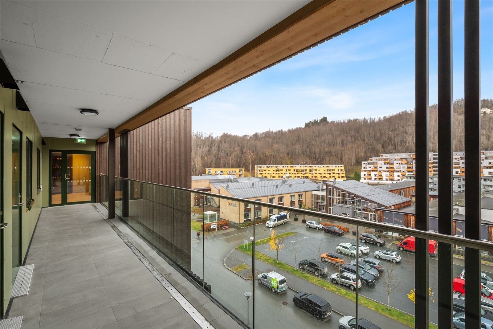 Leiligheten ligger i femte etasje med adkomst via heis og svalgang. Galleribilde