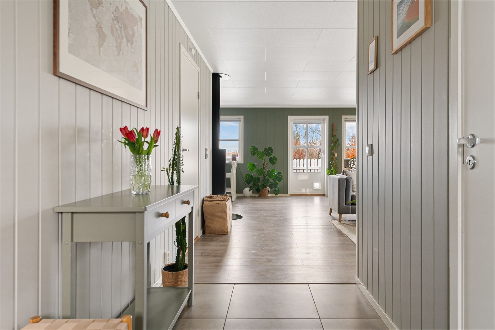 Fra gang og inn i stue. Galleribilde