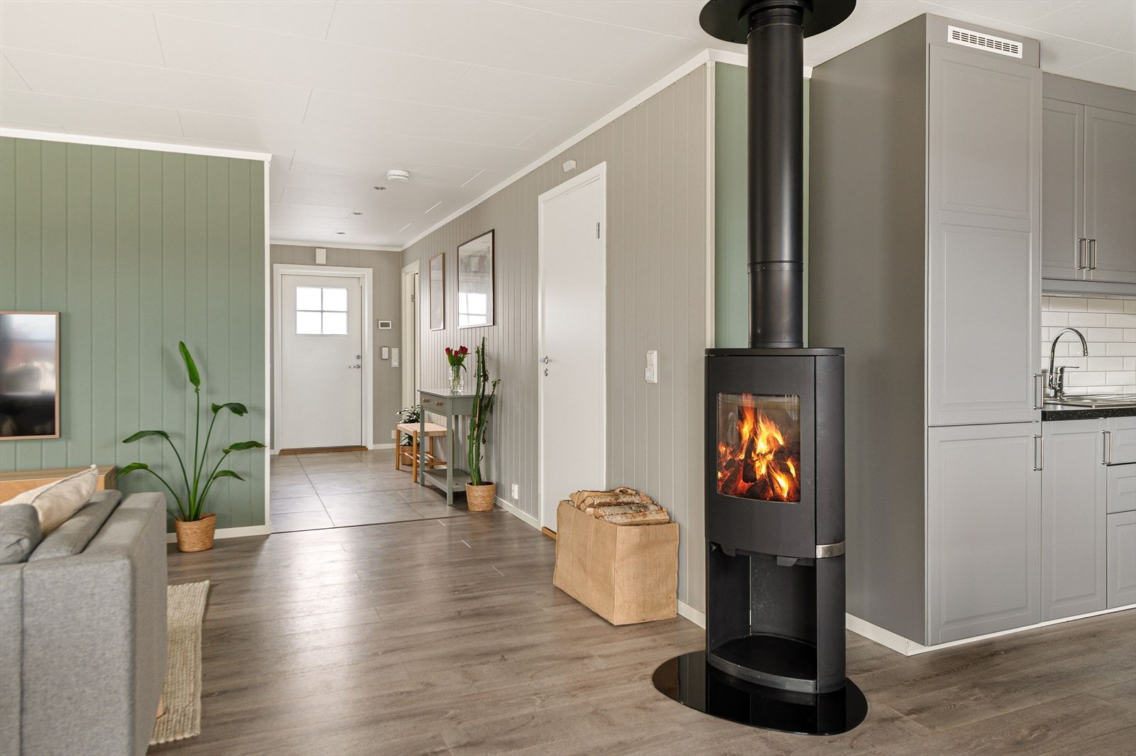 Vedfyring sentrert plassert i boligen som gir god varme til boligen. Galleribilde
