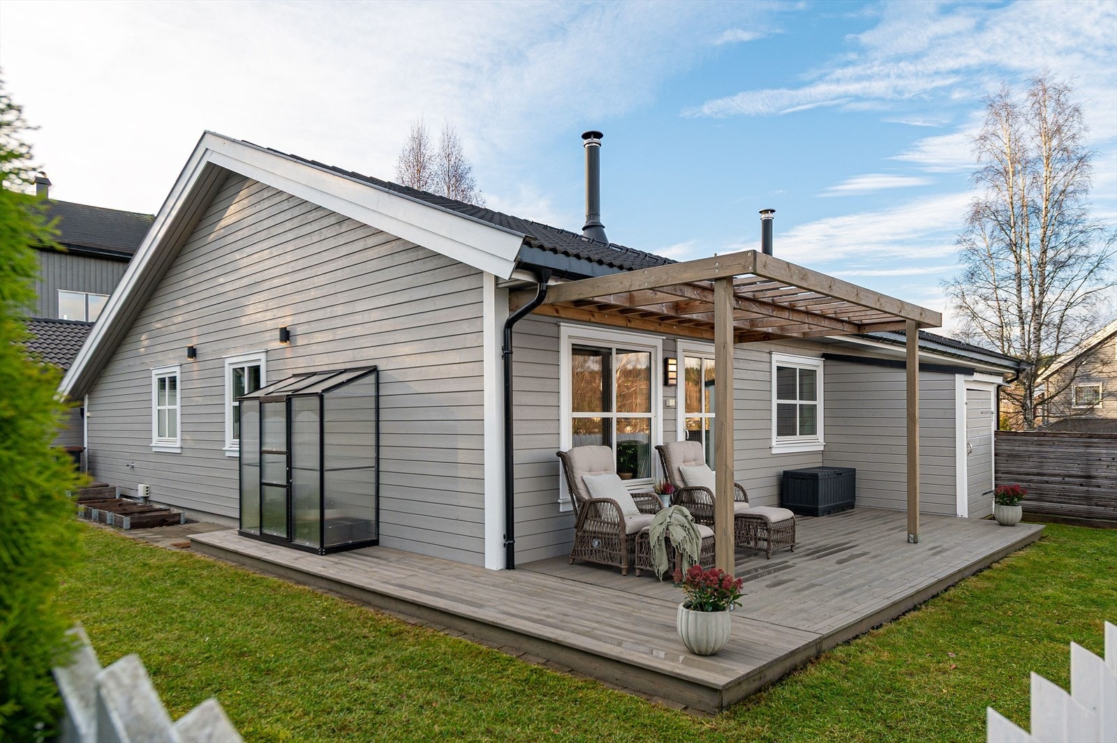 Meget hyggelig uteplass med egen hageflekk. Galleribilde