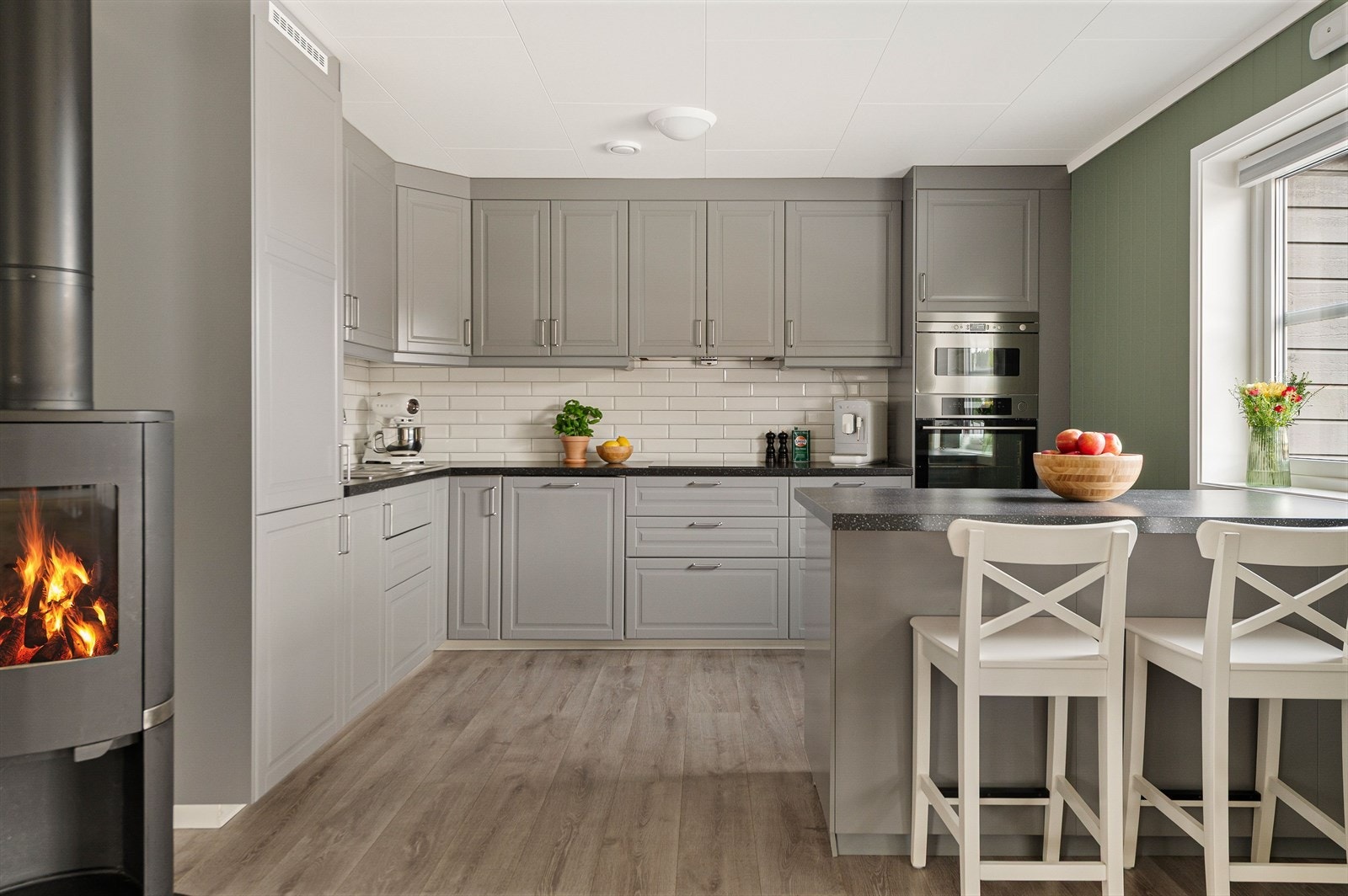 Pen kjøkkeninnredning fra IKEA med praktisk øy. Galleribilde