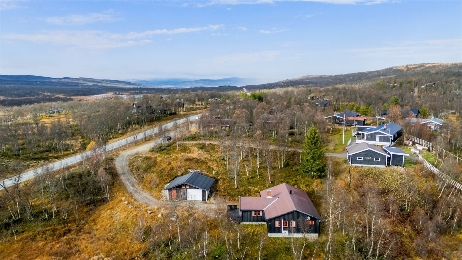 Fra hytta er det kort vei til oppkjørte skiløyper vinterstid, og ellers et flott helårs turterreng. Galleribilde