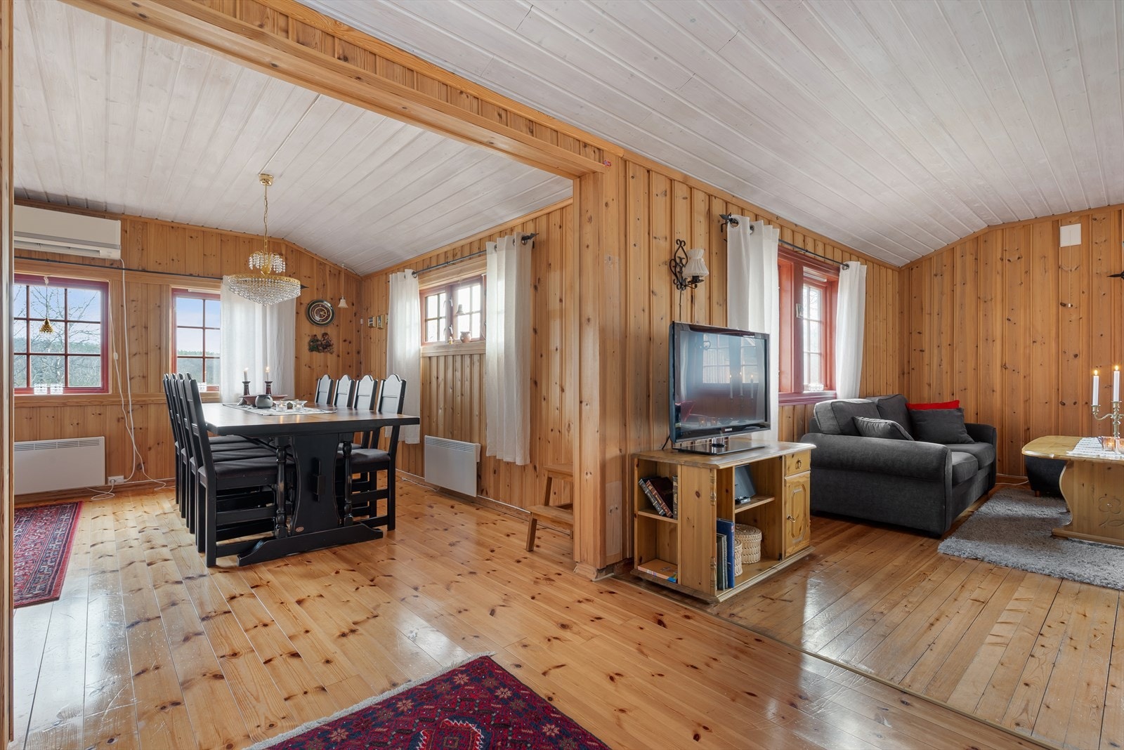 I tiknytning til stue og kjøkken er det tilgang til en spisestue med god plass. Galleribilde