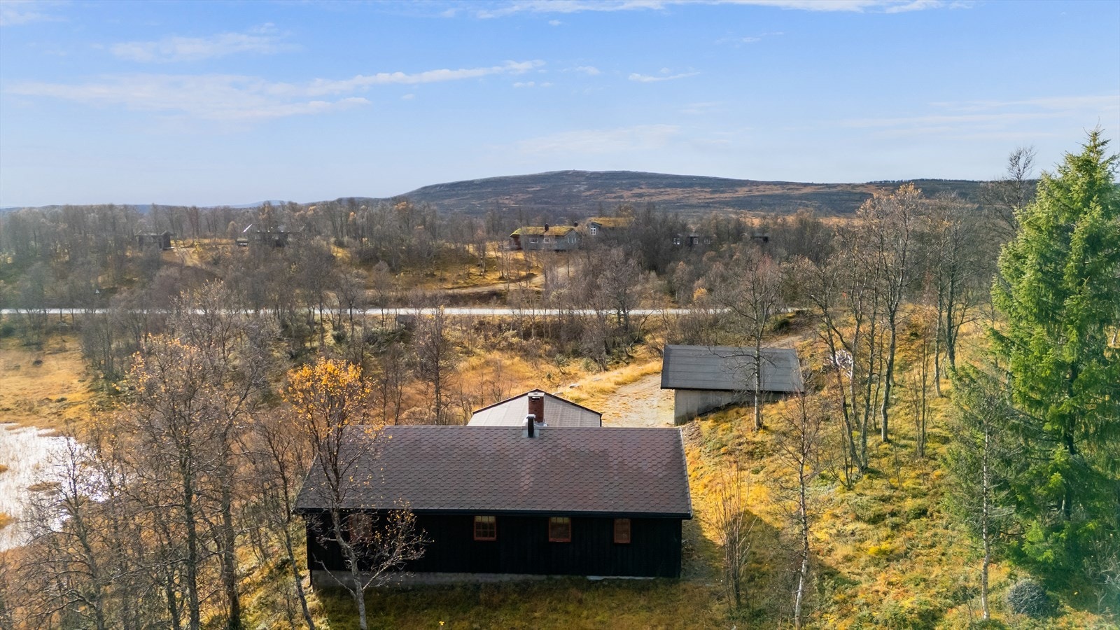 Hytta har en flott beliggenhet med gode solforhold og fin utsikt. Galleribilde