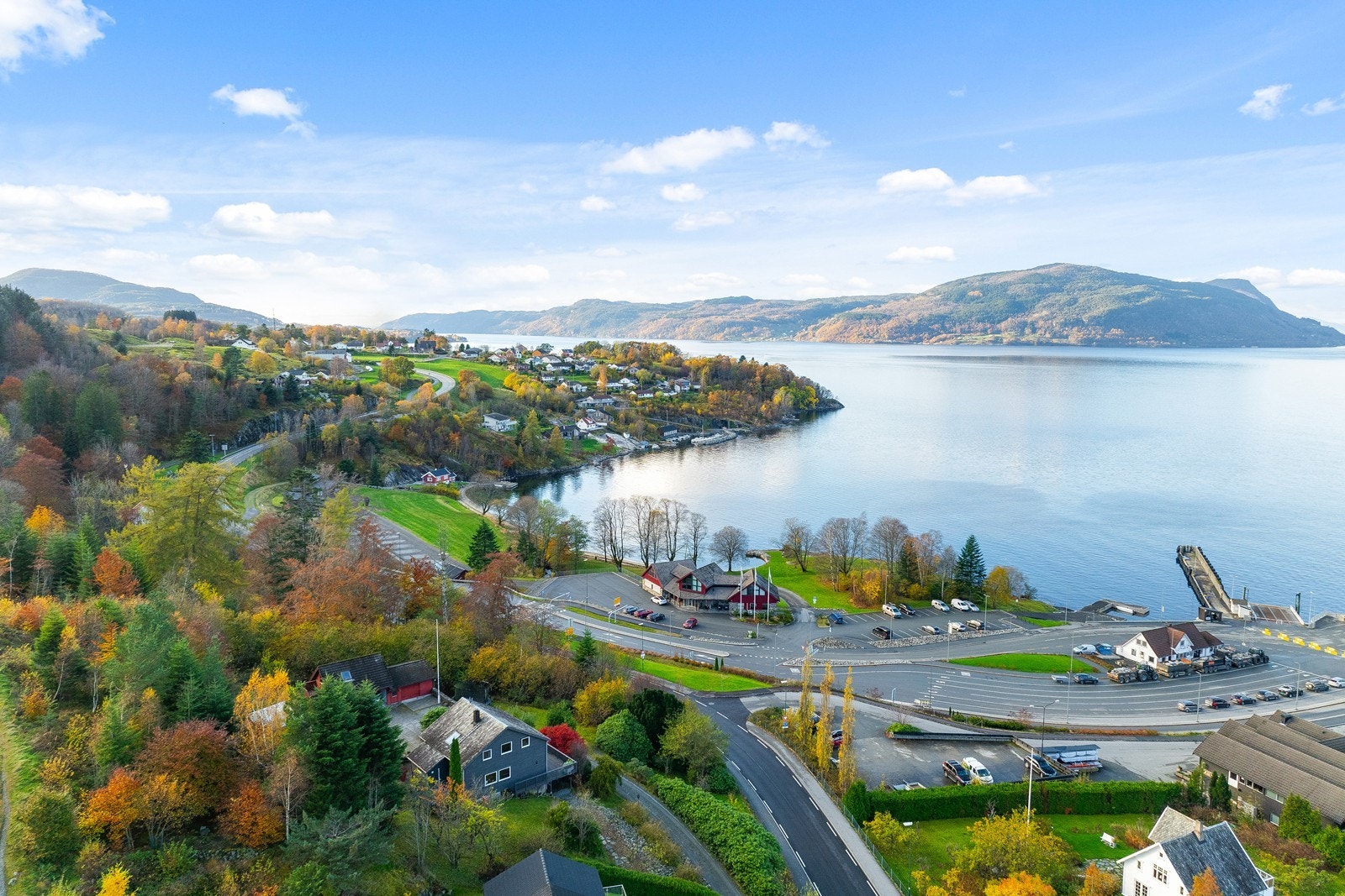 Eiendommen ligger meget sentralt på Hjelmeland, like ovenfor ferjeleiet, med nydelig panoramautsikt over fjorden! Galleribilde