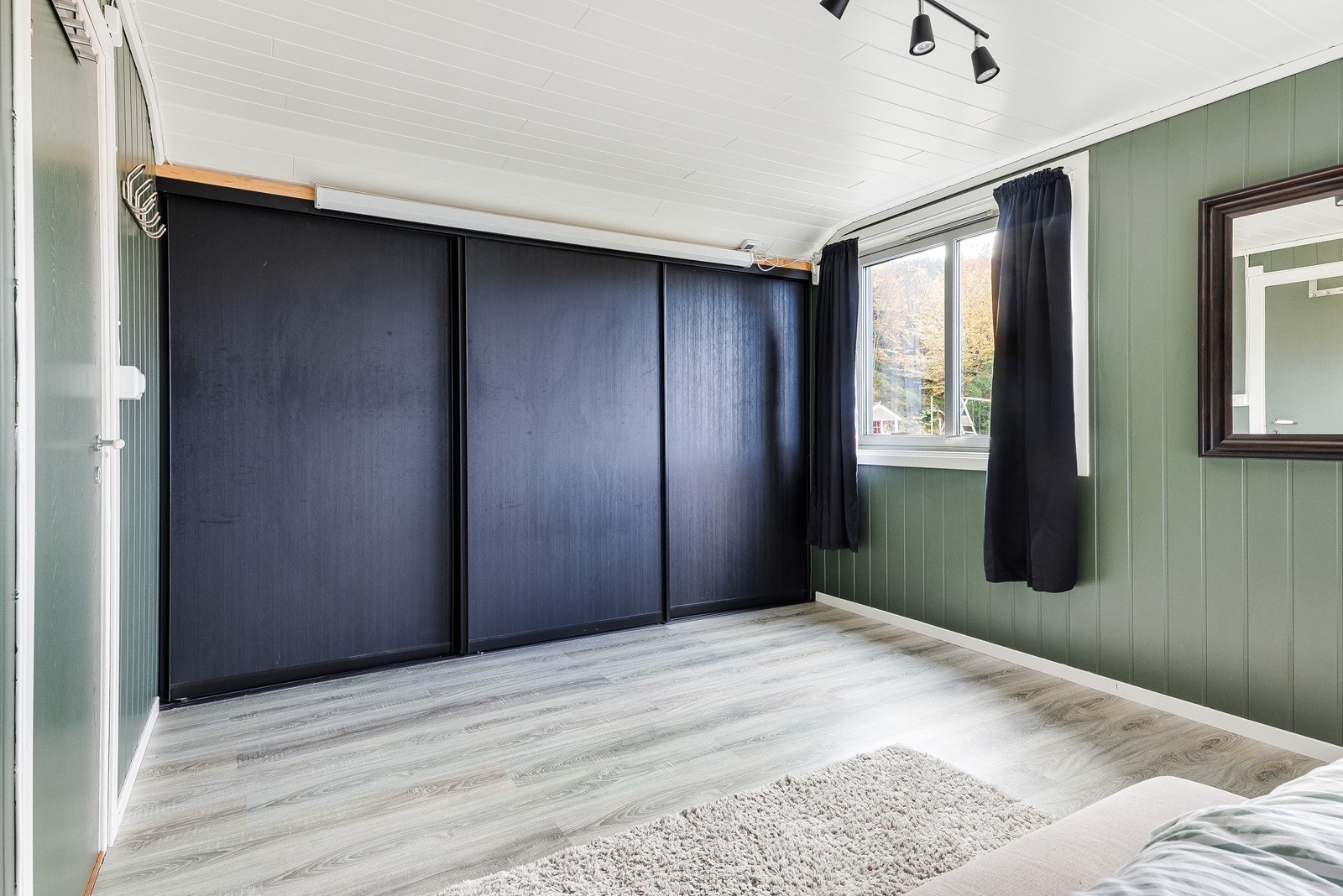 Skyvedørsgarderobe gir effektiv oppbevaring i hovedsoverommet. ( Rommet var opprinnelig 2 soverom og enkelt tilbakeføres om ønskelig) Galleribilde
