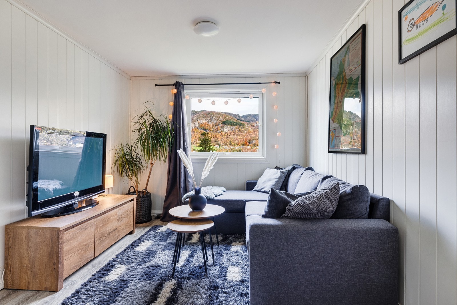 Koselig loftstue med flott utsikt mot naturen. Galleribilde