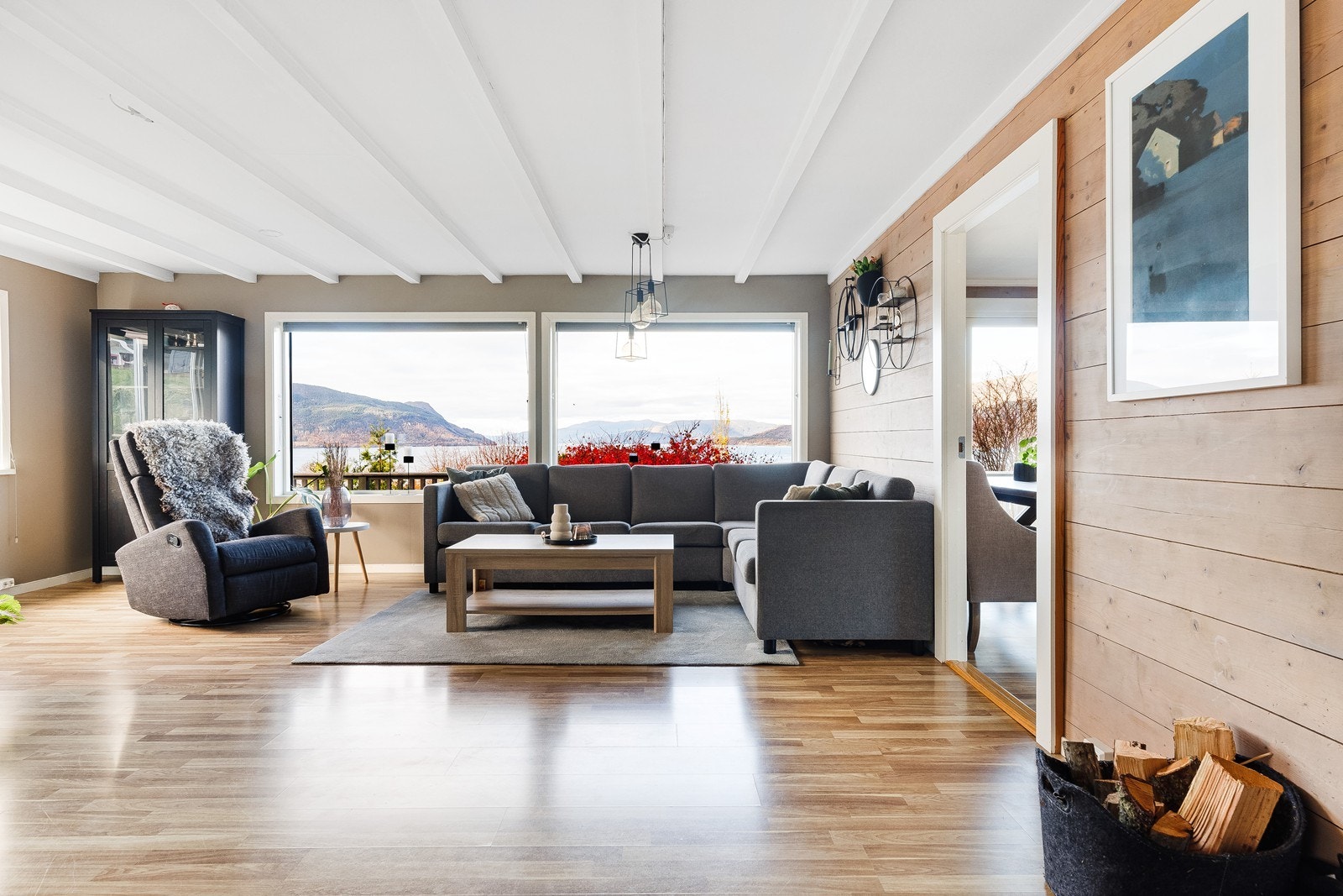 Romslig og åpen stue med god plass til stor sittegruppe og store vindusfelt som slipper inn den flotte utsikten! Galleribilde