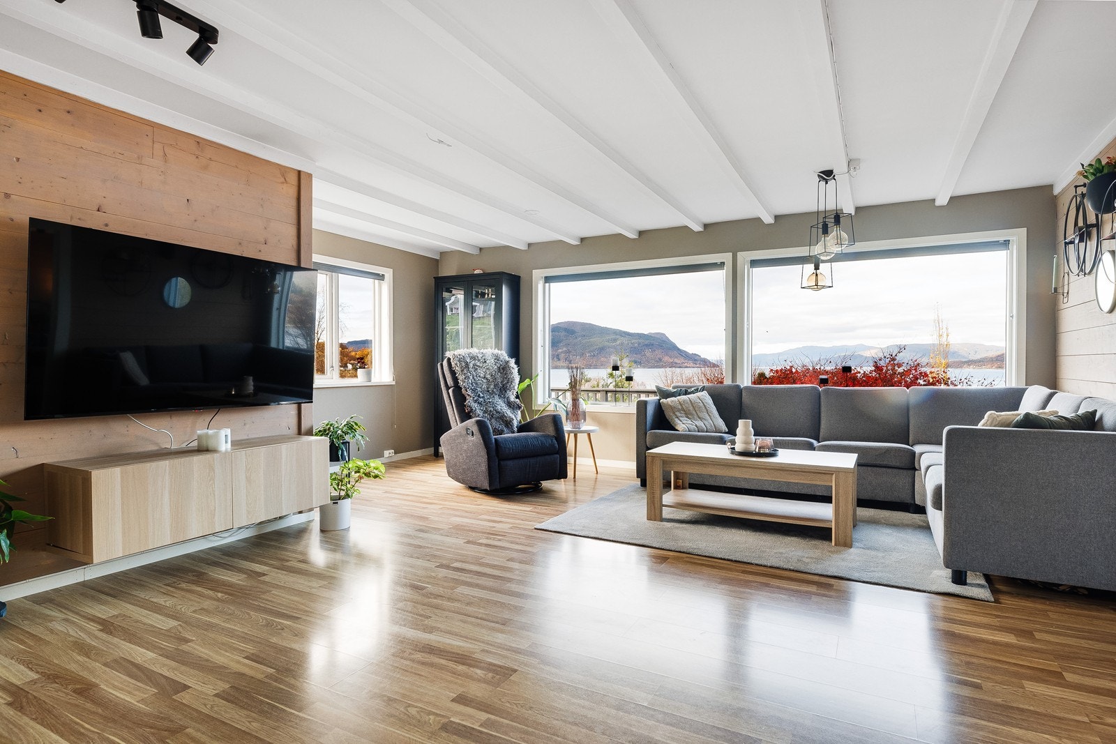 De store vinduene gir godt med dagslys inn i stuen. Galleribilde