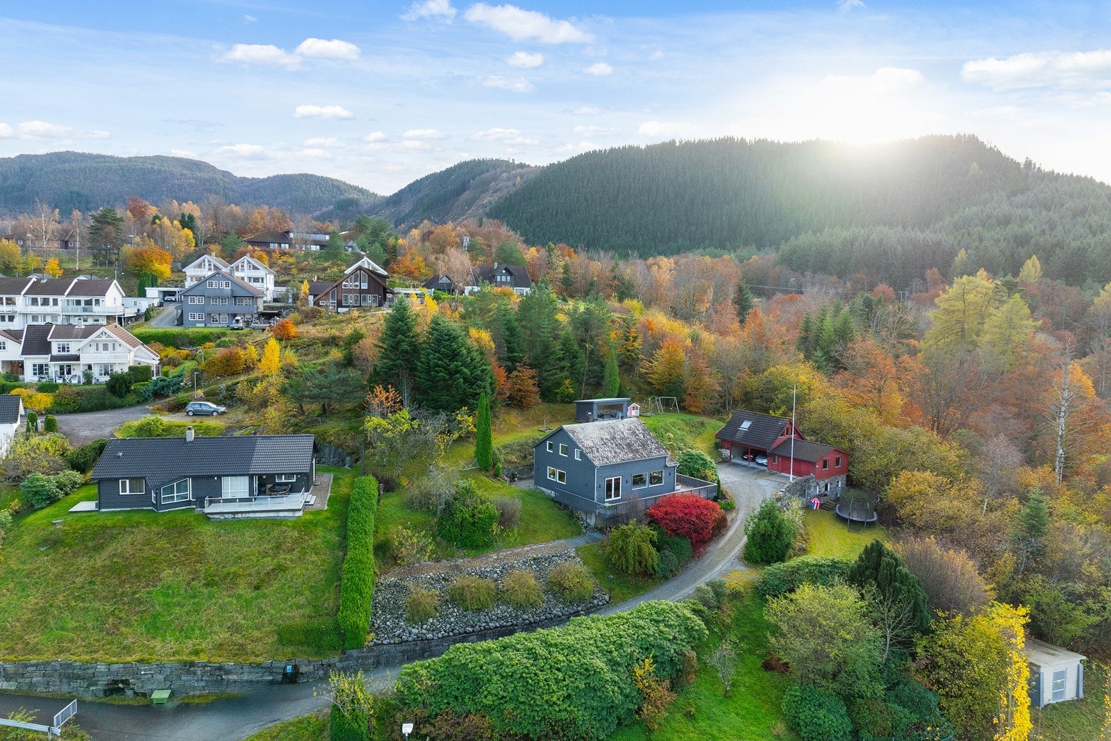 Eiendommen grenser mot utmark og skog, samtidig som man er tett på et veletablert boligområde Galleribilde