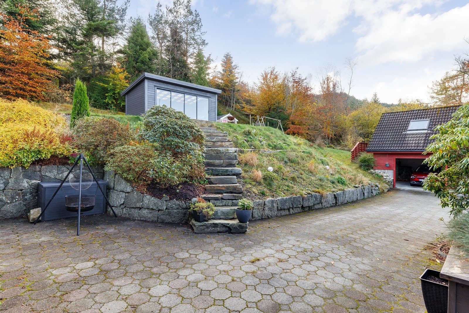 Det er flere kjekke oppholdsområder i hagen, med flere soner og platåer. Galleribilde