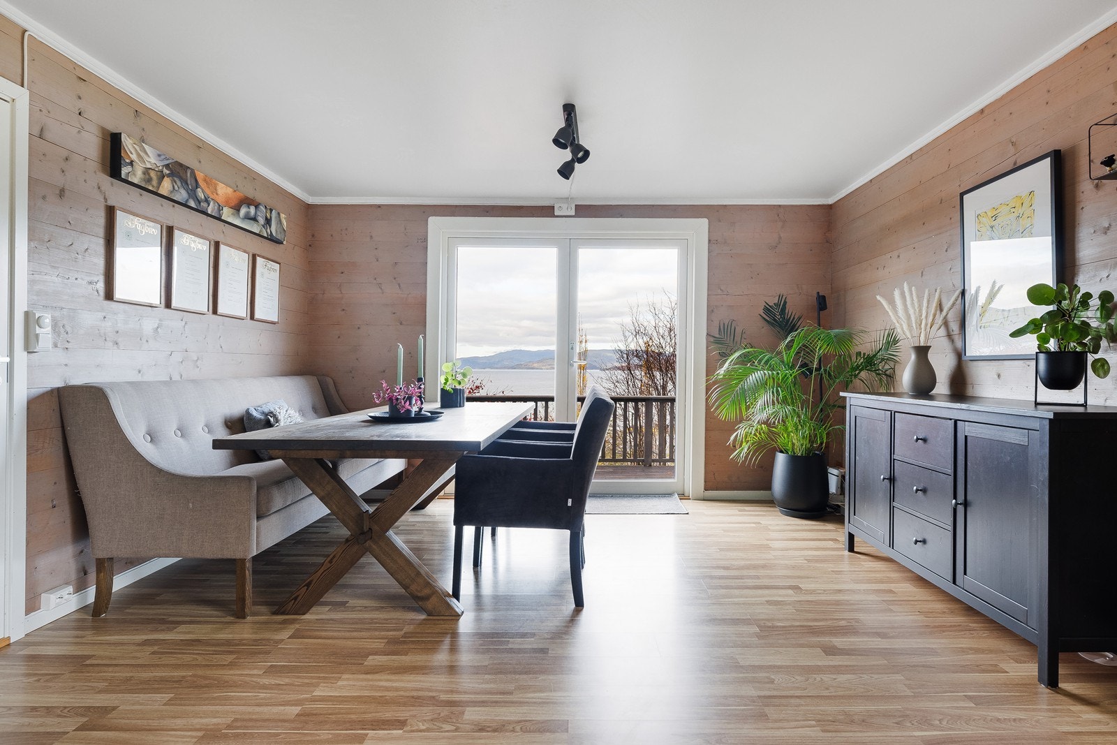 En sosial og romslig spisestue - perfekt for både hverdagsliv og gjester. Galleribilde