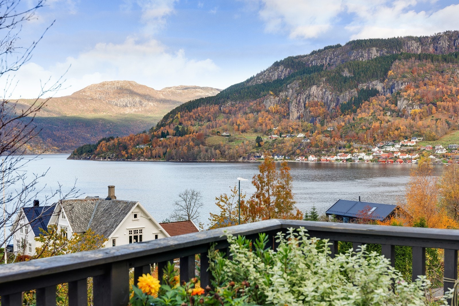 Fra terrassen kan man nyte utsikt mot fjorden og fjellene. Galleribilde
