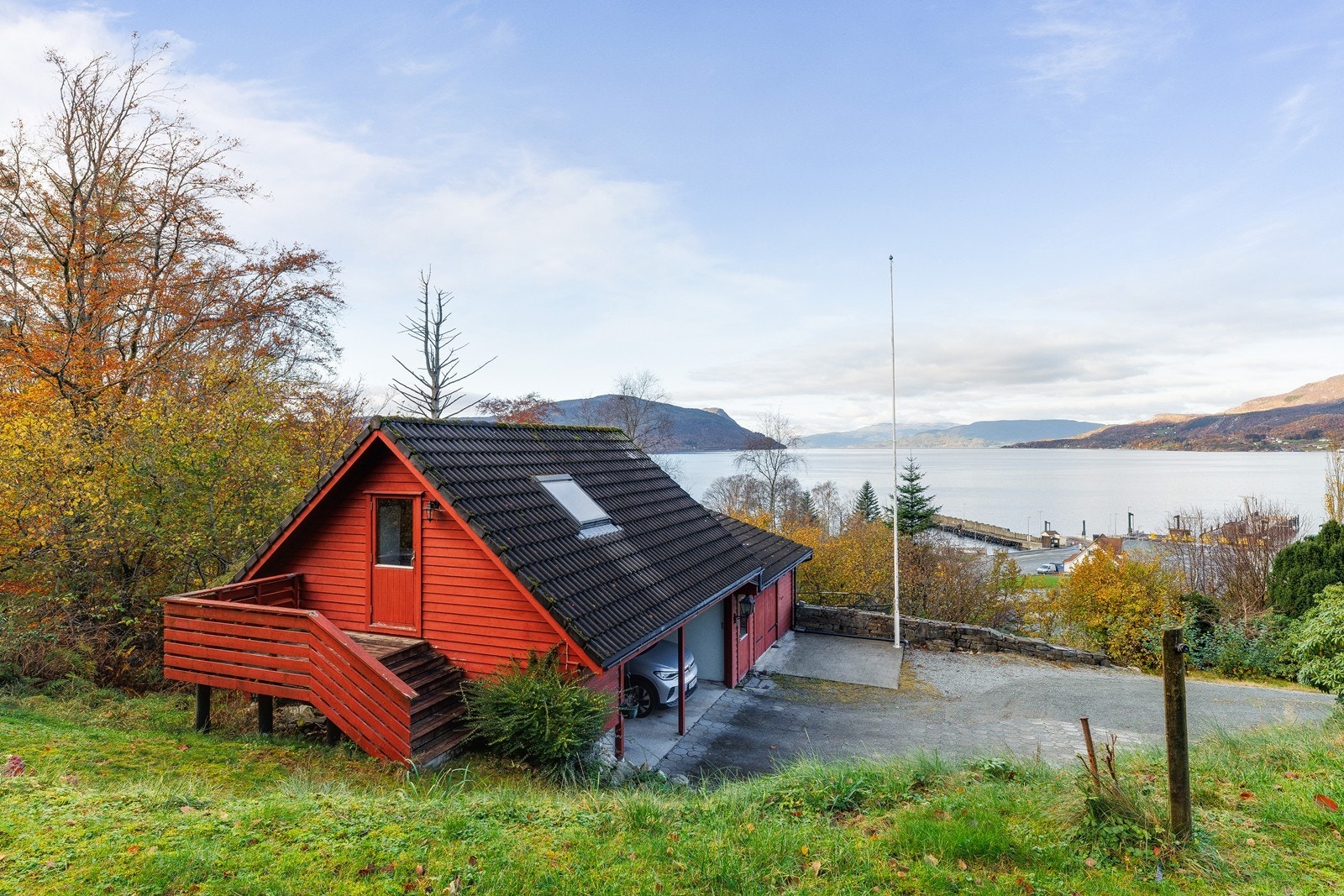 Garasje med stort loft, verksted, bad og lager/stall Galleribilde