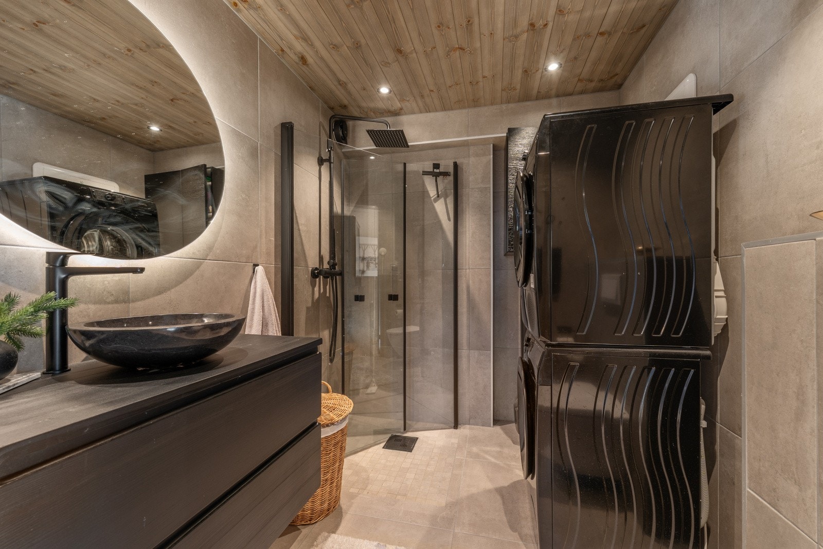 2 lekre bad med dusjhjørne, vegghengt toalett og servant med underskuffer. Opplegg til vaskemaskin og tørketrommel medfølger. Galleribilde