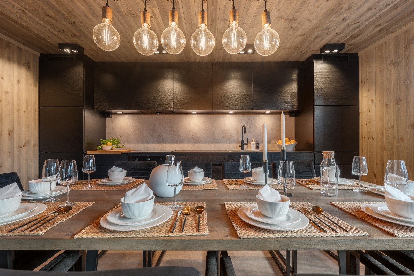 Moderne kjøkken som har godt med skap og benkeplass. Galleribilde