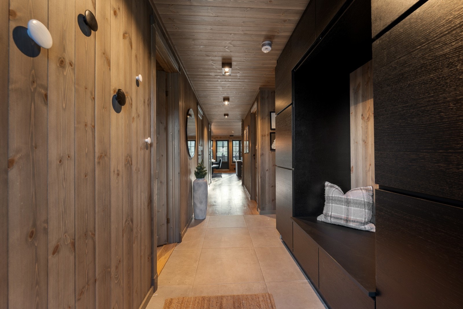 Gang/entre med fliser og varme i gulv. Godt med skapplass til oppbevaring. Galleribilde