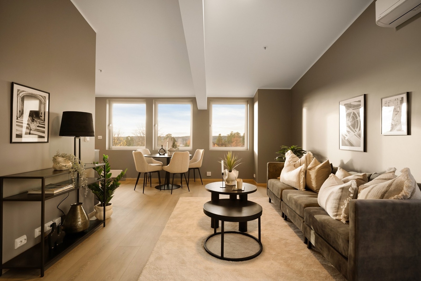 Romslig stue med god lysinngang Galleribilde