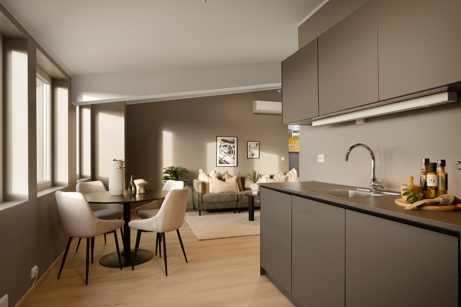 Delvis åpen løsning mellom stue og kjøkken Galleribilde