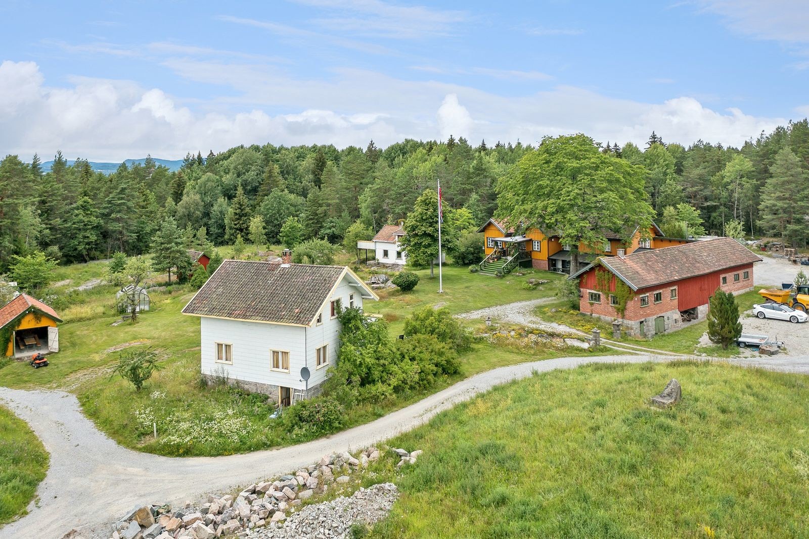 Oversiktsbilde av bygningene og tunet. Galleribilde