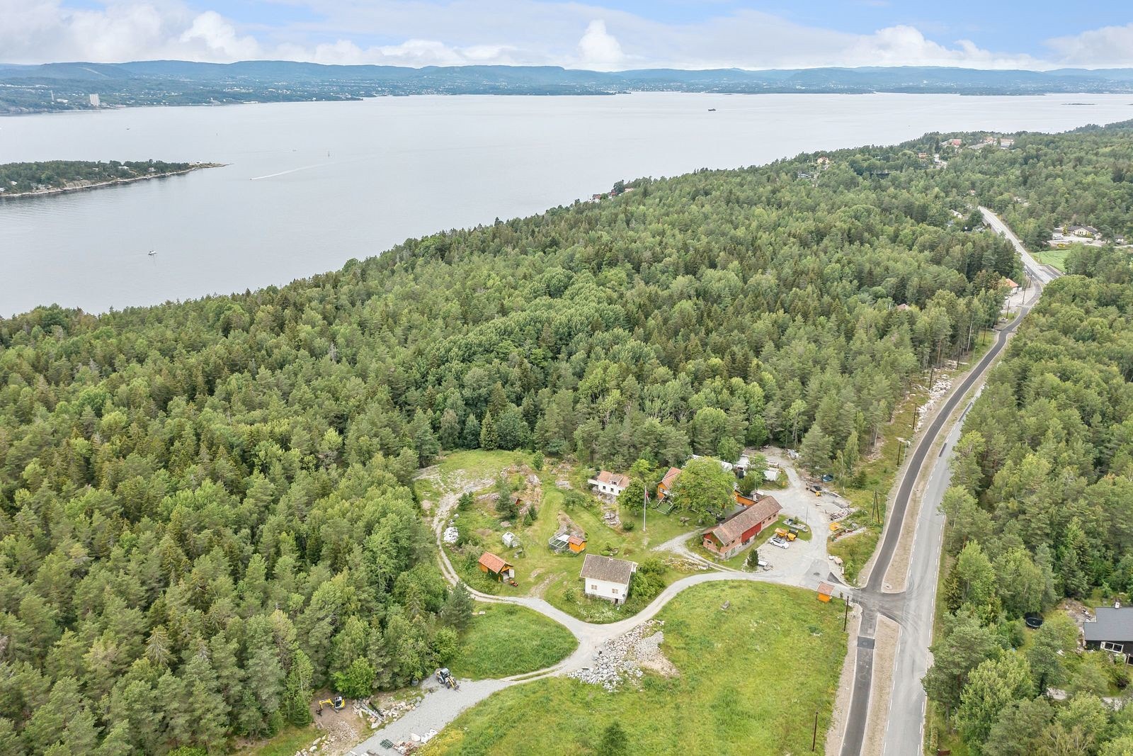 Det er nyoppført gang- og sykkelvei lang Lillerudveien som strekker seg fra Spro havn til Fagerstrand. Galleribilde