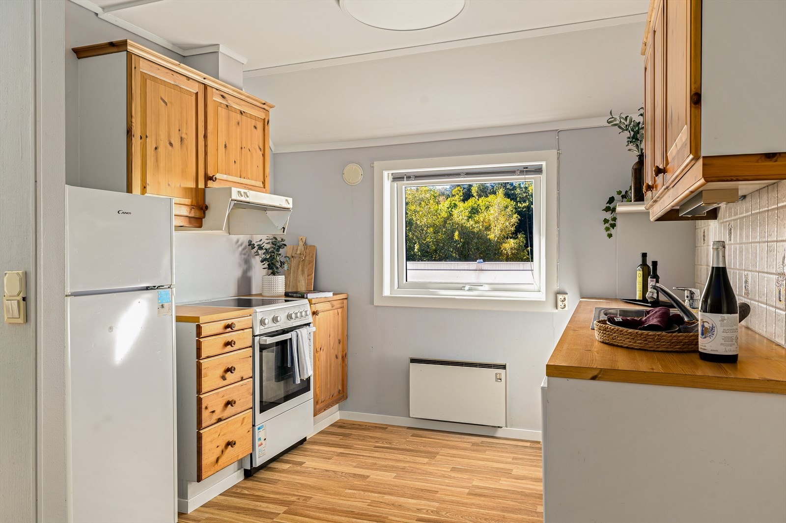 Kjøkkenet har profilerte furufronter Galleribilde