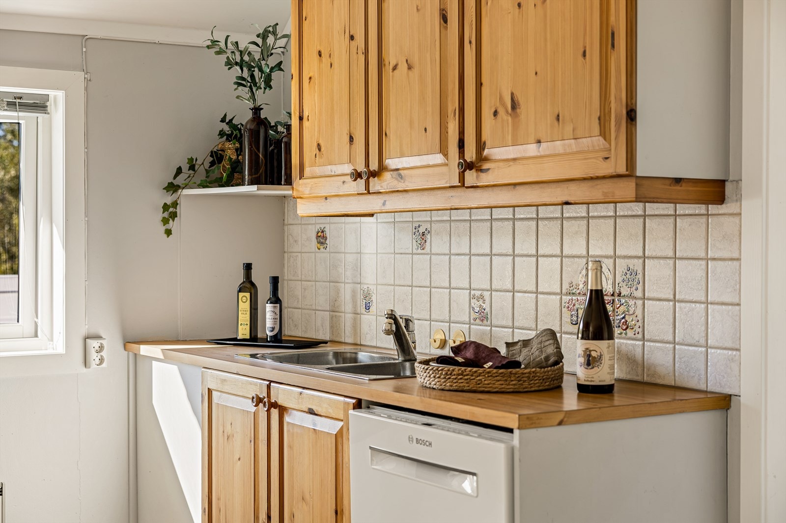 Flis bak vasken - opplegg for vaskemaskin Galleribilde