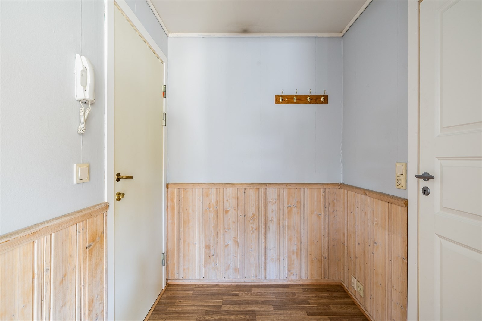 Entré med plass til å henge fra seg yttertøy. Galleribilde