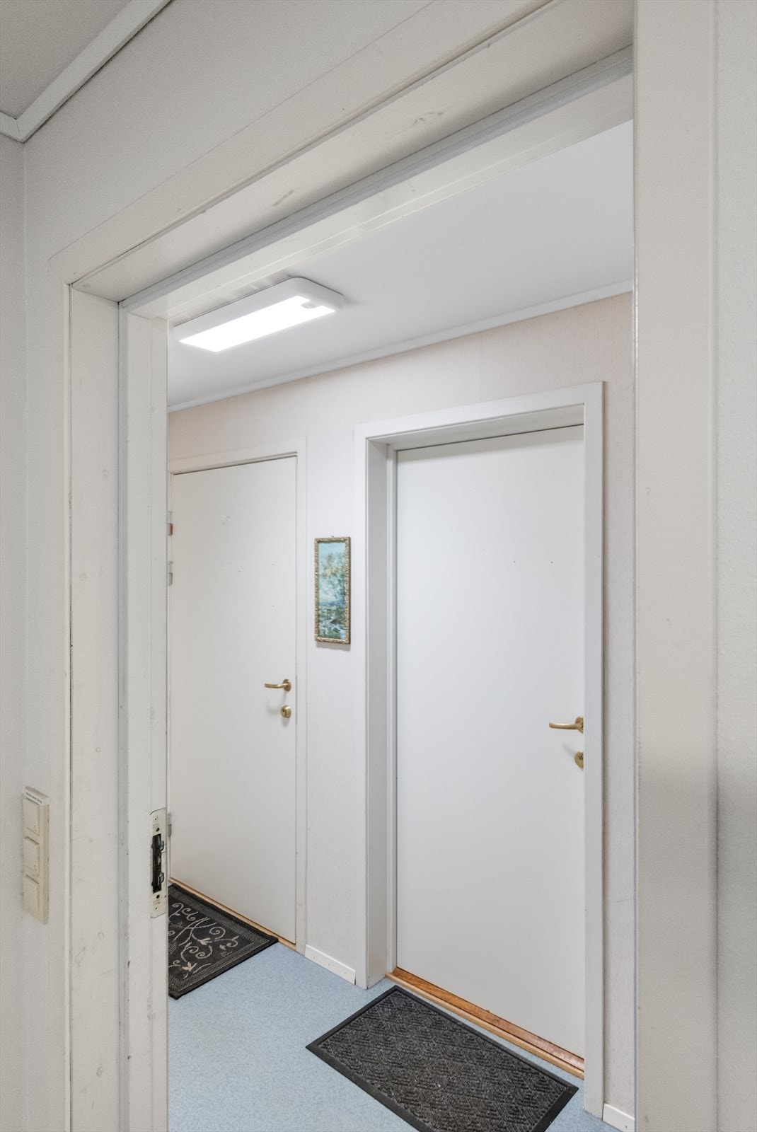 Adkomst til leilighetene skjer gjennom felles gang i etasjen. Galleribilde